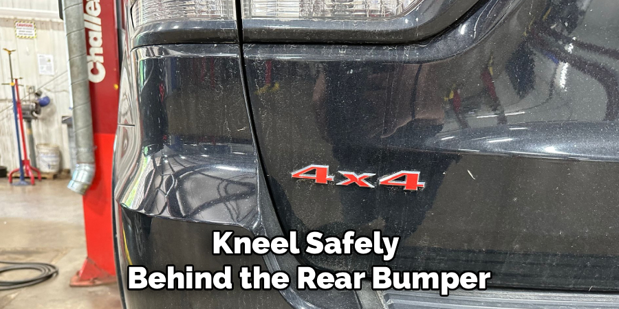 Kneel Safely 
Behind the Rear Bumper