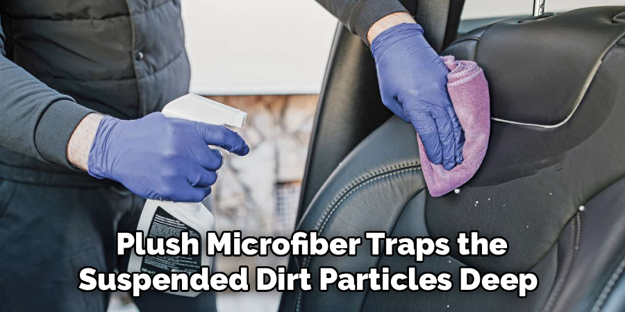 Plush Microfiber Traps the
Suspended Dirt Particles Deep
