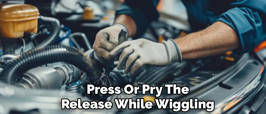 Press Or Pry The
Release While Wiggling