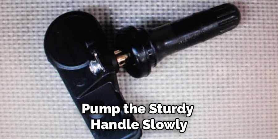Pump the Sturdy
Handle Slowly